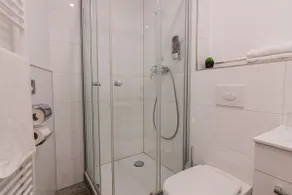 Modern twin room with private bathroom - Image 4