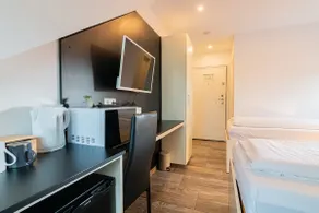 Modern twin room with private bathroom - Image 2