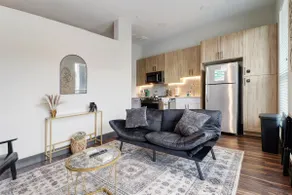 Prime Sleek Apt Near DT/Domain+Parking/Amenities - Image 2