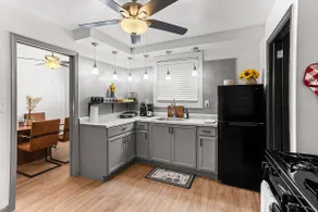 Modern home near Dearborn W/game room - Image 4