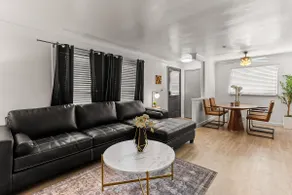 Modern home near Dearborn W/game room - Image 2