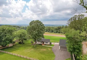 White Oak Acres: Hot Tub + Amish Farmland Views. - Image 2