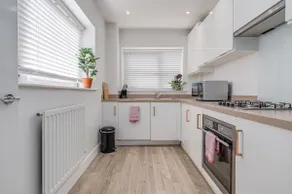 Modern 2-Bed House | WiFi | Parking | Sleeps 4 - Image 2