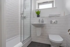Modern 2-Bed House | WiFi | Parking | Sleeps 4 - Image 5