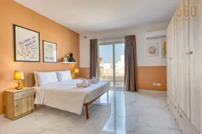 Sunshine penthouse 2BR heaven with AC, terrace & WIFI by 360 Estates - Image 4