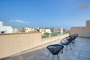 Sunshine penthouse 2BR heaven with AC, terrace & WIFI by 360 Estates - Image 2