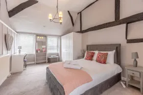 Charming 3BR Cottage Near Windsor and Sights - By Tempstay - Image 3