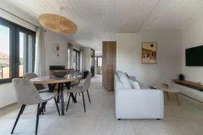 Designer and air-conditioned house with garden - Image 4