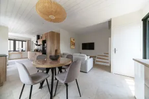 Designer and air-conditioned house with garden - Image 3