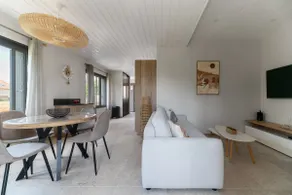 Designer and air-conditioned house with garden - Image 2
