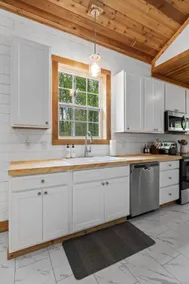 Sandstone Chalet | Dog-Friendly Monteagle Cabin - Image 4