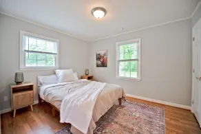 Farmhouse on 10 acres with view - Image 5