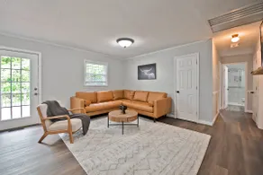 Farmhouse on 10 acres with view - Image 3
