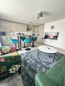 Stylish 2-Bed 2-Bath Apartment, Parking, Woking - Image 3