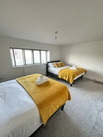 Stylish 2-Bed 2-Bath Apartment, Parking, Woking - Image 4