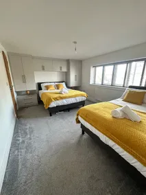 Stylish 2-Bed 2-Bath Apartment, Parking, Woking - Image 5