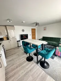 Stylish 2-Bed 2-Bath Apartment, Parking, Woking - Image 2