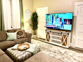 King suite historic apt downtown - Image 4