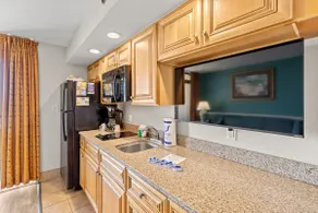 Gorgeous clean oceanfront condo- Pools, hot tubs, pool bar, lazy river! - Image 5