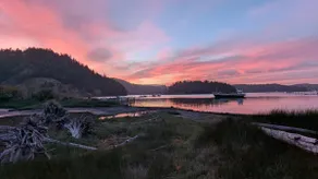 Relaxing Waterfront Getaway on Cornet Bay - Image 5