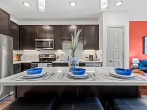 King Suite+Top Floor View+Full Kitchen+Desk+ Gym - Image 3