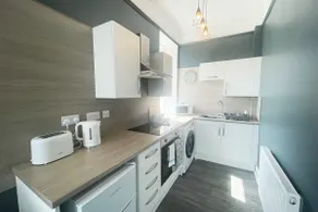 Fresh & Modern with FREE Parking - Image 4