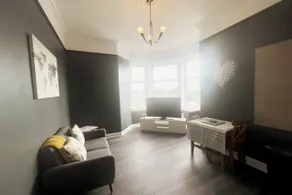 Fresh & Modern with FREE Parking - Image 5