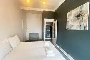 Fresh & Modern with FREE Parking - Image 3