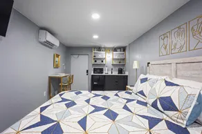 Luxury 1 BR free WiFi 1 mile from Hard Rock Casino - Image 3