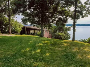 Treetop Lake Retreat - Image 2