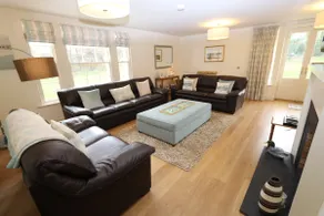 Spacious Lake Retreat - Image 2