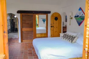 Coastal Artist Retreat~ Hot Tub~ EV Charger - Image 4