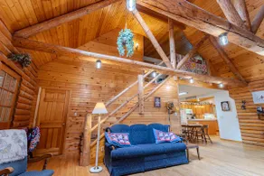Grandma's Cabin, wooded hideaway - Image 2