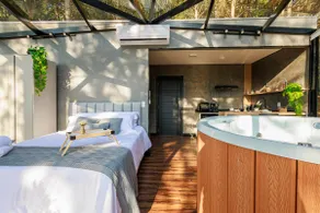 Wonderful Luxury Glass Cabin in Nature - Image 4