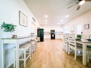 Quiet Home w/King Bed Near Beach - Image 4