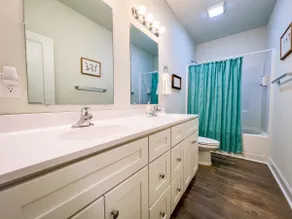 Quiet Home w/King Bed Near Beach - Image 3