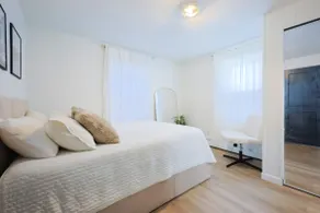 Renovated Lakefront 5BR • Sunsets • Sleeps 10-12 - Image 3