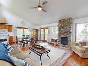 Lakefront Getaway with Sunset Views - Image 4
