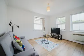 2 Bed Flat in Woking Central - Image 2