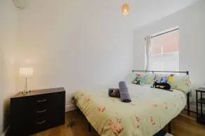 2 Bed Flat in Woking Central - Image 5