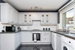 2 Bedroom Flat - Free Parking - Image 2