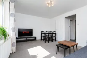 2 Bedroom Flat - Free Parking - Image 4