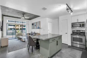 Phoenix Urban Luxury: 2BR DTPHX Free Parking - Image 4