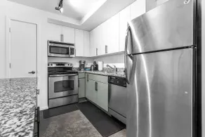 Phoenix Urban Luxury: 2BR DTPHX Free Parking - Image 5