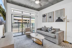 Phoenix Urban Luxury: 2BR DTPHX Free Parking - Image 3