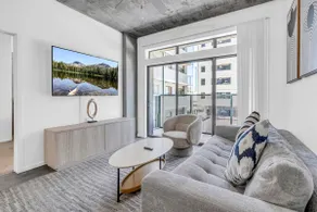 Phoenix Urban Luxury: 2BR DTPHX Free Parking - Image 2