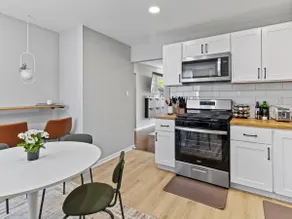 MKE 2 Bed Flat Apt W/ PKNG 15M Downtown - Image 4