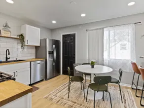 MKE 2 Bed Flat Apt W/ PKNG 15M Downtown - Image 3