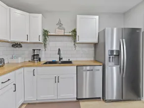 MKE 2 Bed Flat Apt W/ PKNG 15M Downtown - Image 2