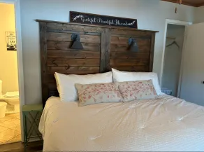 Lakefront getaway: power at dock - Image 5